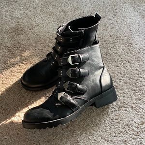 *NEW WITHOUT TAGS* Black biker/Combat boots